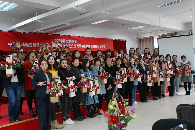3月8日，中建科技雄安分公司联合河北雄安新区容城县人力资源和社会保障局、中国移动通信集团河北有限公司雄安新区分公司等7家单位共同开展以“凝聚巾帼之志，绽放巾帼美丽”为主题的庆祝三八妇女节活动。活动共设置了 “引经据典”宣讲妇女节、插花手工课和高端商务礼仪与职场着装培训三大主题内容，80余位女性职工参加。_副本.jpg