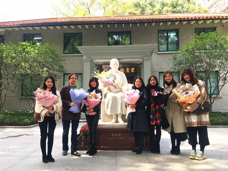 3月8日，中建科技（上海）有限公司领导班子成员向全公司的女员工们送上了精心准备的鲜花，并组织大家前往位于上海市淮海中路的宋庆龄故居进行了参观。_副本.jpg