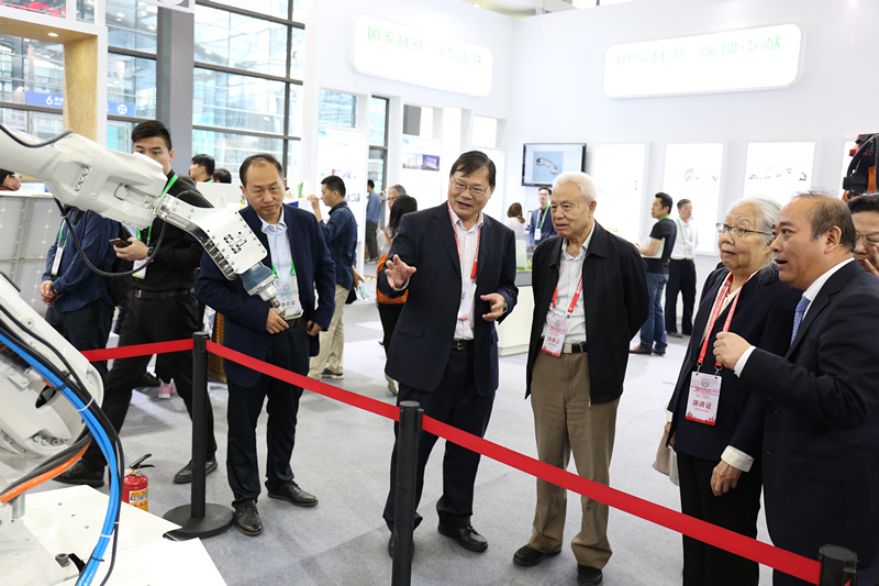 钱七虎院士参观中建科技所展出的智能建造机器人2_副本.jpg 钱七虎院士参观中建科技所展出的智能建造机器人2_副本.jpg