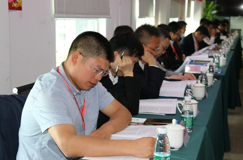 代表认真听会_副本.jpg